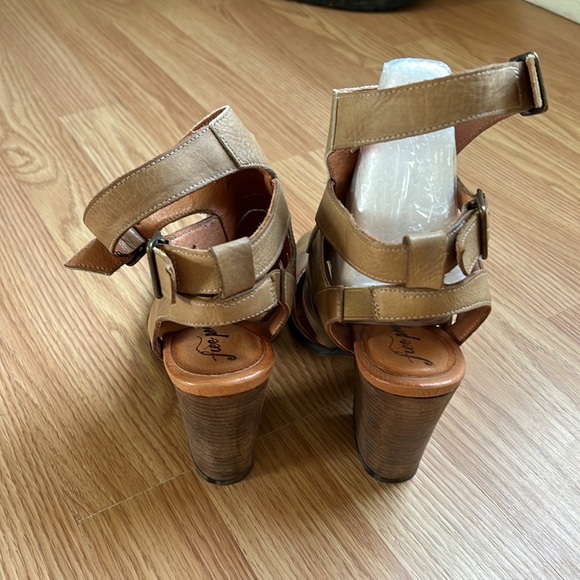 Buckle cutout booties - Picture 4 of 8